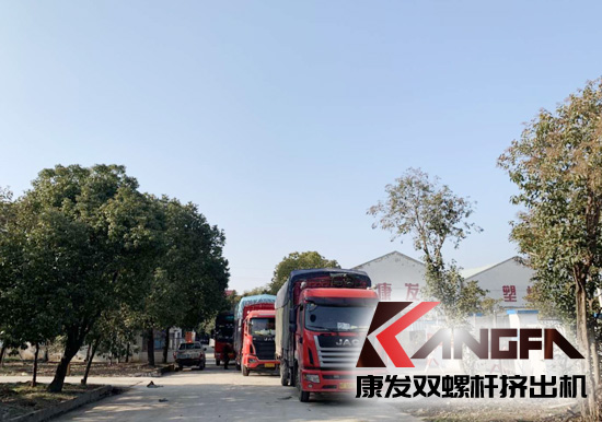 5臺雙螺桿擠出機(jī)運(yùn)輸車隊出廠