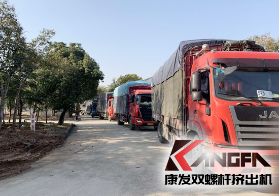 5臺雙螺桿擠出機(jī)運(yùn)輸車隊有序出廠