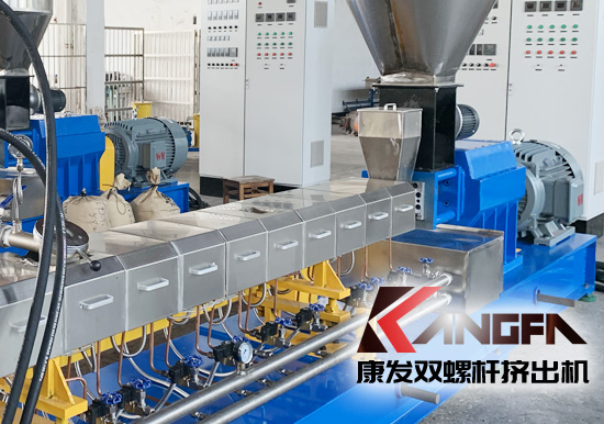 雙螺桿擠出機(jī)及擠出段螺棱表面金屬材料和機(jī)筒內(nèi)壁表面金屬之間的“接觸磨損”,我們也可以稱(chēng)之為“匹配磨損”。相同金屬材質(zhì)之間的“接觸磨損”,在機(jī)筒和螺桿均采用滲氮鋼的材料制造,而且經(jīng)過(guò)相同的氮化處理工藝手段,其量化的“匹配磨損速率”顯然不容樂(lè)觀。