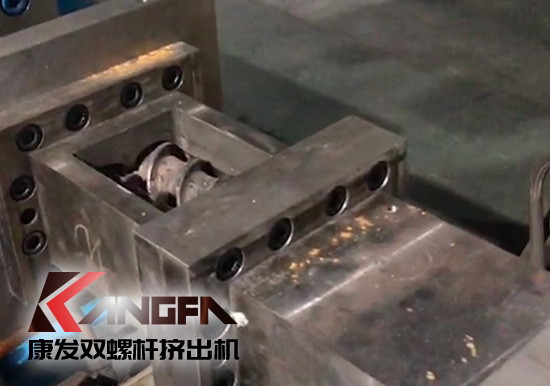 提升機(jī)筒耐磨及耐腐蝕性！康發(fā)雙螺桿擠出機(jī)設(shè)備舊機(jī)筒更換視頻