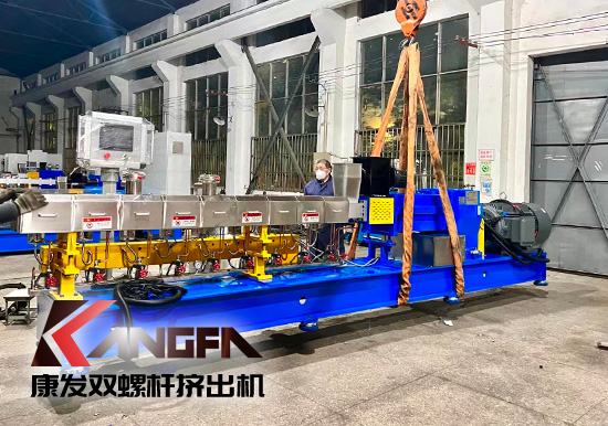 臨近年底,雙螺桿擠出機(jī)發(fā)貨忙,全力以赴為市場(chǎng)!